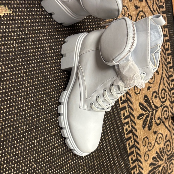 Stylish White Women's Boots size 9.5 - Picture 2 of 8